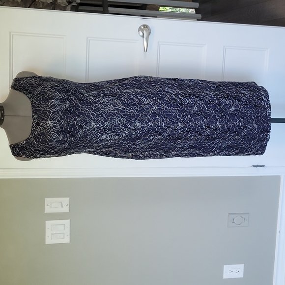 Lace sheath dress with removable shawl size 10P - Picture 3 of 9
